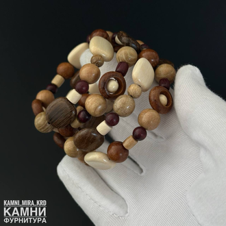 Браслет "Четыре витка яркие оттенки с круглыми бусинами рамками и квадратами" на мэмори-проволке, цена за штуку