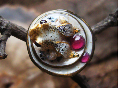 "Дневной светлячок Квакази", волшебное кольцо с лягушкой и натуральными родолитами