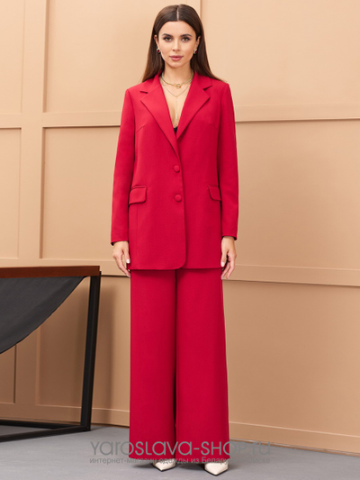 Костюм  брючный красного цвета выполнен из текстильной ткани костюмно-плательной группы