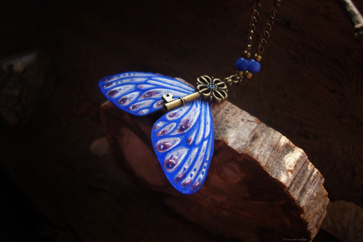 Необычная подвеска в стиле фэнтезийного бохо-шика с крылышками феи, сапфиром и кошачьим глазом.