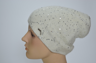 Белая зимняя шапка с пайетками Италия Вицио 1350