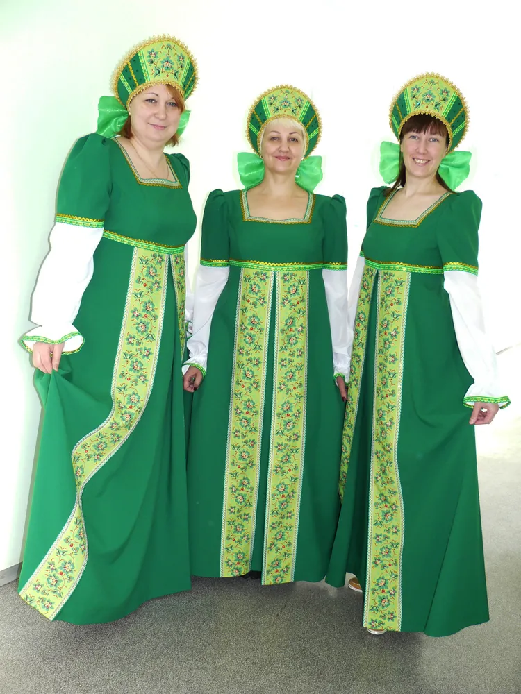 Женский русско-народный костюм. Платье, кокошник.