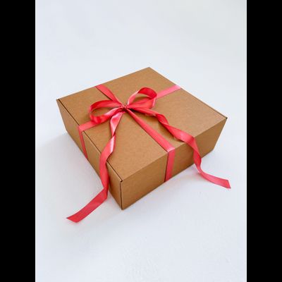 Большая подарочная коробка GILEV 37х37х14см с персиковой лентой и наполнителем крафт