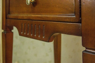 Тумба прикроватная с 2 ящиками на высоких ножках.