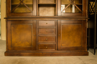 Книжный шкаф со стеклянными дверьми с перекрестиями.