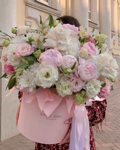 Огромная цветочная композиция с пионами