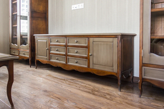 Тумба под ТВ с 6 ящиками и 2 боковыми дверьми.