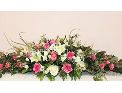 Композиция из искусственных цветов удлинённая на стол № УНС023/Купить в Москве на сайте АОАБУКЕТ.ру