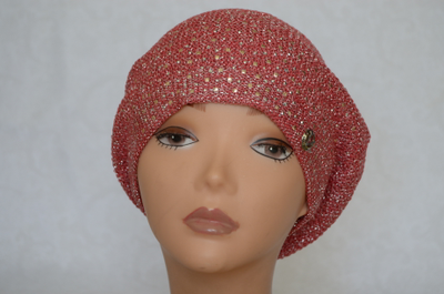 Женский берет вязаный красного цвета летний фото