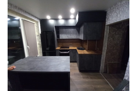 Кухня бетон и графит с антресолями