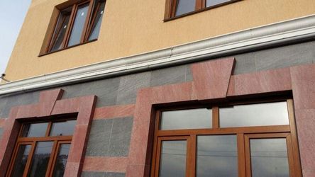 Разрушение фасадного карниза Трещина в стыке карниза фасадного декора