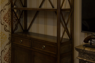 Стеллаж с нижней тумбой на резных ножках.