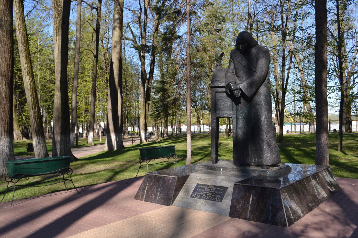 Какие памятники есть в калуге. Памятник Гоголю в Калуге. Памятник Гоголю в Калуге в парке Циолковского. Памятник Николаю Васильевичу Гоголю Калуга. Скульптура Гоголя в Калуге в парке.