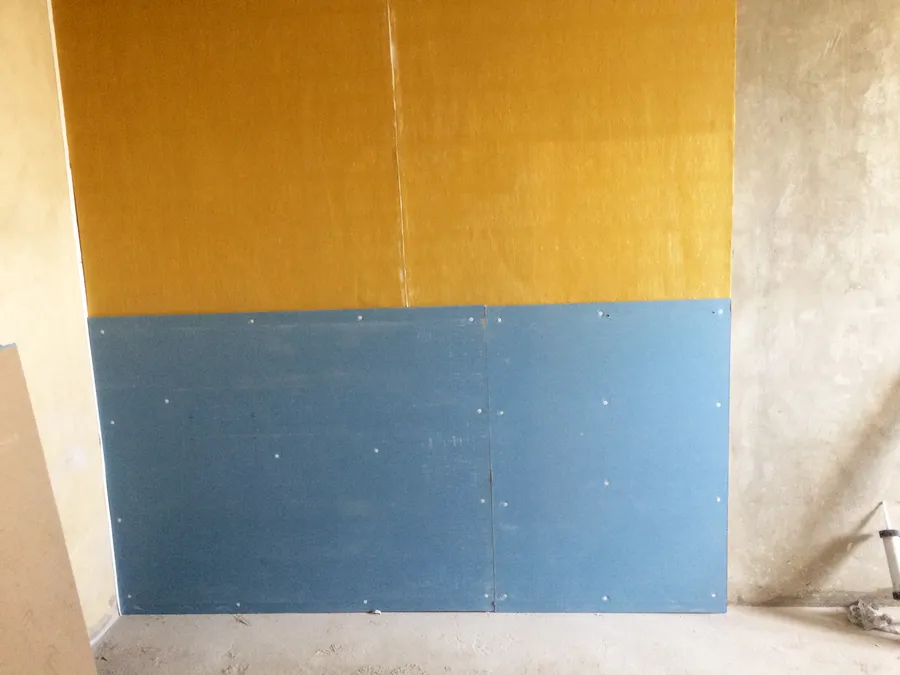 Бескаркасная система включает три материала: "Соноплат-Комби", Мембрана "Звукоизол ВЭМ", Гипсокартон акустический "ГКЛЗ"