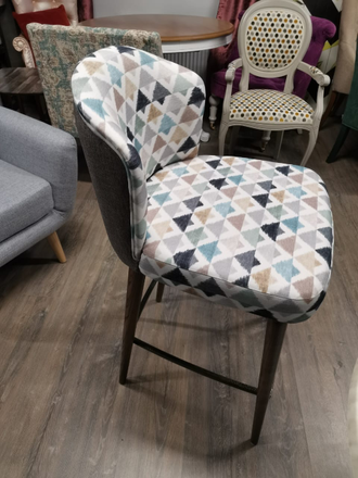 Полубарный стул Minotti Amber в серо-синей ткани на деревянных ножках