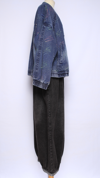 Джинсовка-бомбер "ЦВЕТНЫЕ ШТРИХИ" черная, синяя р.46-52