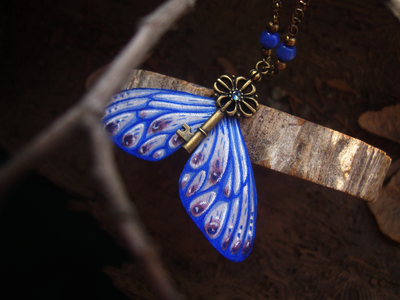 "Ключик от неба", бохо-подвеска с сапфиром и шёлковыми крылышками феи