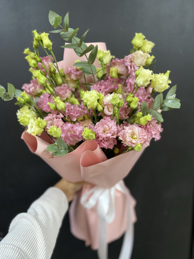 Букет из эустом и эвкалипта