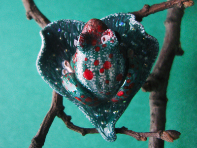 "Сердце Изумрудного леса", брошь с лягушкой (скульптурная миниатюра)