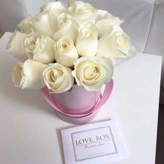 Букет в шляпной коробке с белыми розами MINI