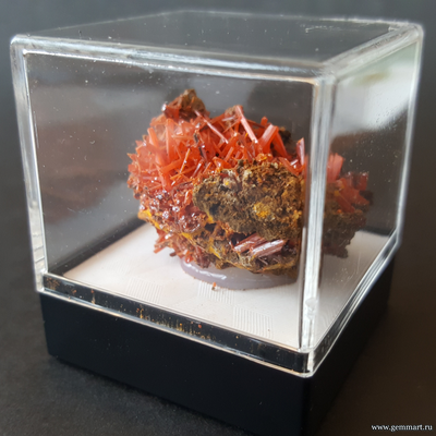 Крокоит — кристаллы на породе в пластиковом боксе. ААА