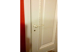 Сборка фурнитуры. Ручки белого цвета с золотом.  