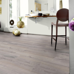 Ламинат Wineo Дуб Норвегия серебряный LA222XXLV4 в интерьере ванной