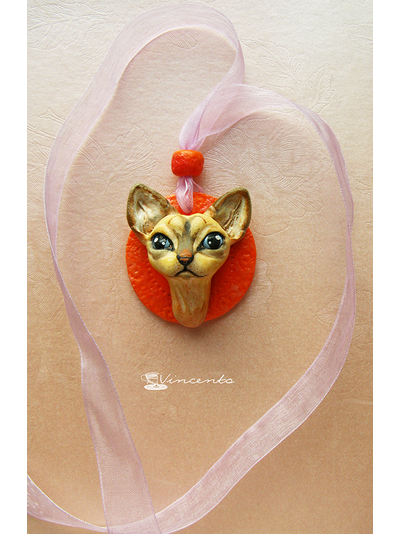 Котёнок Ахтай. Авторская подвеска-кошка (кулон с котёнком) из полимерной глины