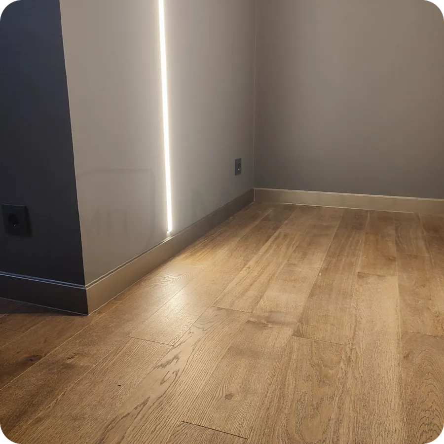 Элегантное обрамление: установка бронзового плинтуса служит идеальным обрамлением пространства, добавляя ему благородство и утонченность.