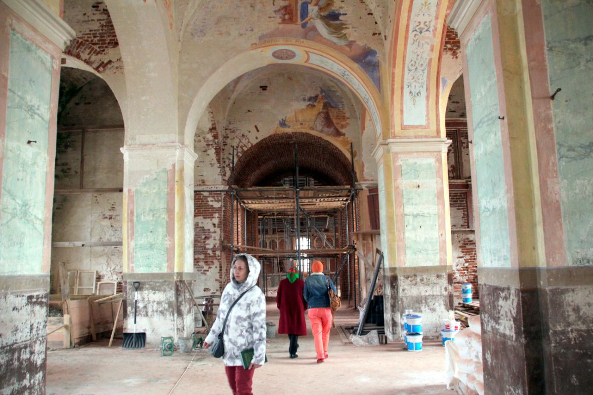 полибино разрушенная церковь. разрушение настенной живописи. сохранившиеся фрески игральные карты в демре. заброшенный храм росписи. боровский район разрушенная церковь.