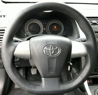 Кожаная накладка на руль Toyota Corolla X (E140, E150) Рестайлинг (2010-2013), Toyota RAV 4 III (XA30) Рестайлинг (2010-2014), Toyota Voxy II (R70) Рестайлинг (2010-2013), Toyota Wish II (209-2017), черная