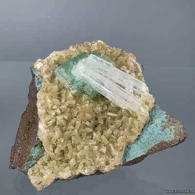 Апофиллит зеленый, гейландит, сколецит (?). Индия. 50*40*30мм