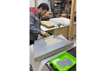 Покрываем панели специальным грунтом. Важно заколеровать грунт.