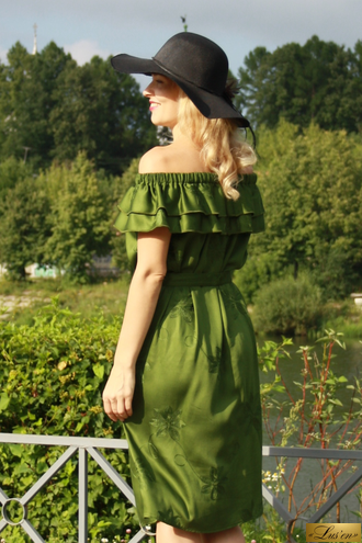 Платье с открытыми плечами