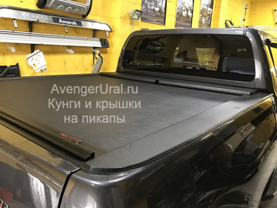 Жалюзи Roll-n-lock на Тойота Хайлюкс Рево на пикапе серого цвета 1G3 от AvengerUral.ru вид справа