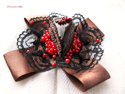 Шоколадный тортик. Брошь в виде кусочка шоколадного торта с ягодами