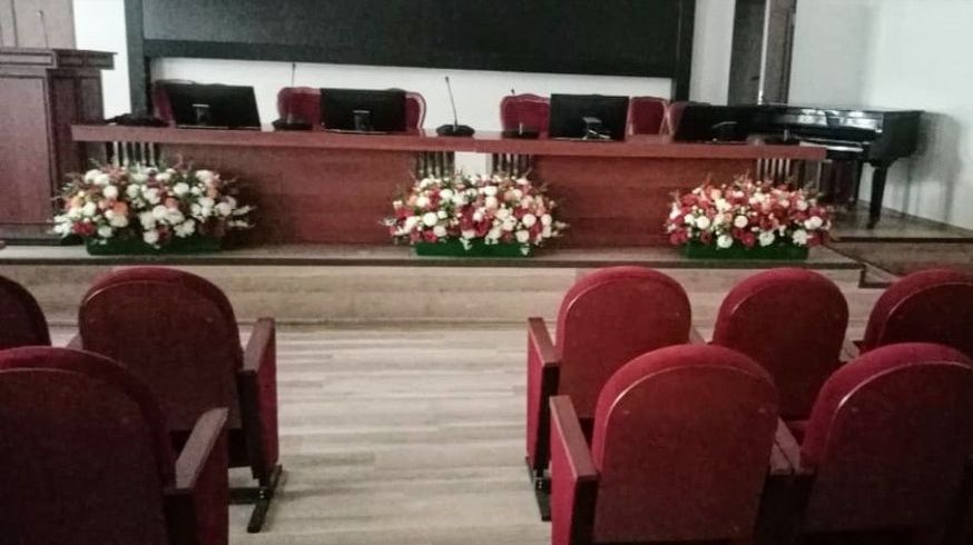 Композиция из искусственных цветов на сцену в ярком красном цвете, для украшения президиума сцены