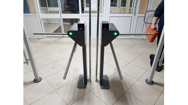 ❗Установка турникетов, считывателей, сервера.
❗Интеграция системы ограничения доступа "Octagram" на перрон с кассами автовокзала.
❗Выход  к платформам по билету.
❗Установка быстросъемных ограждений "Сardex" 