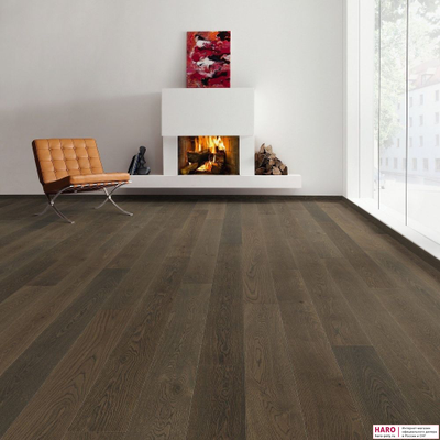 Декор паркетной доски Haro Дуб Камышово-Коричневый Маркант браш 539088 в интерьере гостиной