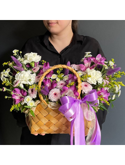 ЯРКАЯ КОМПОЗИЦИЯ В РАСКИДИСТОЙ ФОРМЕ ИЗ ФИОЛЕТОВЫХ АЛЬСТРОМЕРИЙ, КУСТОВЫХ ХРИЗАНТЕМ, ГВОЗДИК С ДОБАВЛЕНИЕМ ЛАГУРУСА И ЗЕЛЕНИ - (АРТ. К48)