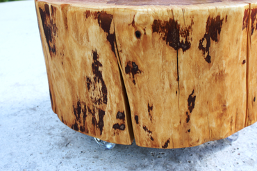 Столик на колесиках из спила березы.Работа spilcenter.com