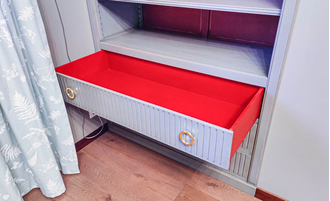 Встроенная библиотека узкая в контрастной отделке.