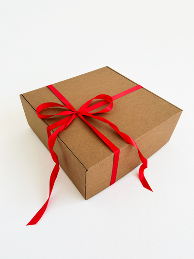 Большая подарочная коробка GILEV 37х37х14см с красной лентой и наполнителем крафт