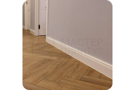 Роскошное завершение: установка 80-миллиметрового плинтуса Dollken Hamburg Style в белом цвете - элегантное завершение интерьера в классическом или неоклассическом стиле.