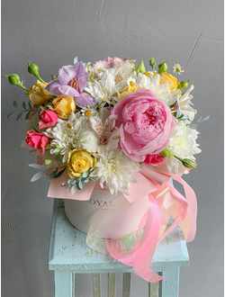 Пион, розы, гвоздики в коробке