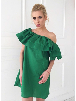 зеленое платье с воланом