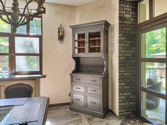 Буфет узкий с верхней надстройкой и 5 ящиками.