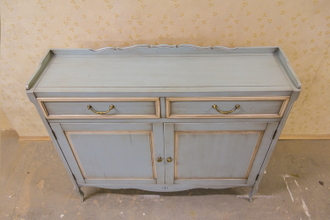 Двухстворчатый комод с 2 ящиками.