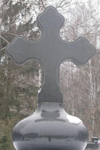 Фото памятника в виде фигурного гранитного креста в СПб