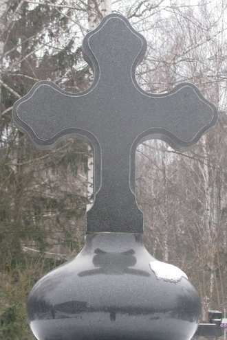 Памятник в форме креста